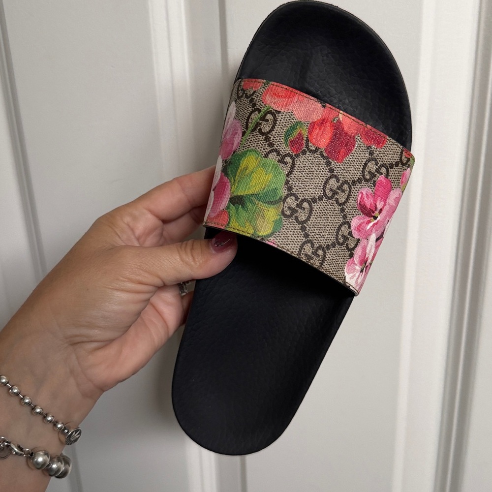 Gucci slides size 6 floral print w gg logal preloved cone w box and dust bags - Picture 5 of 6